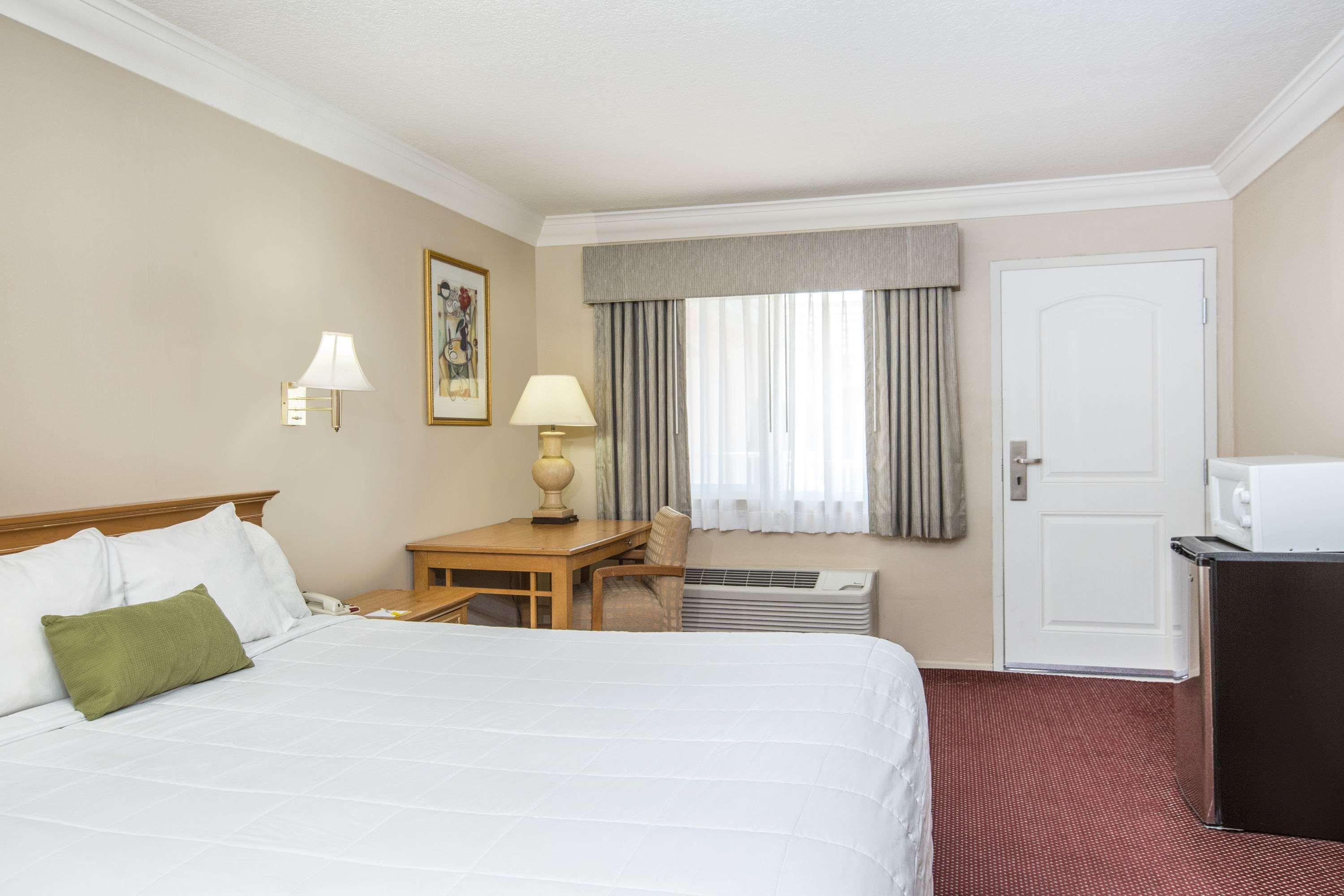 Days Inn By Wyndham Near City Of Hope Duarte Εξωτερικό φωτογραφία
