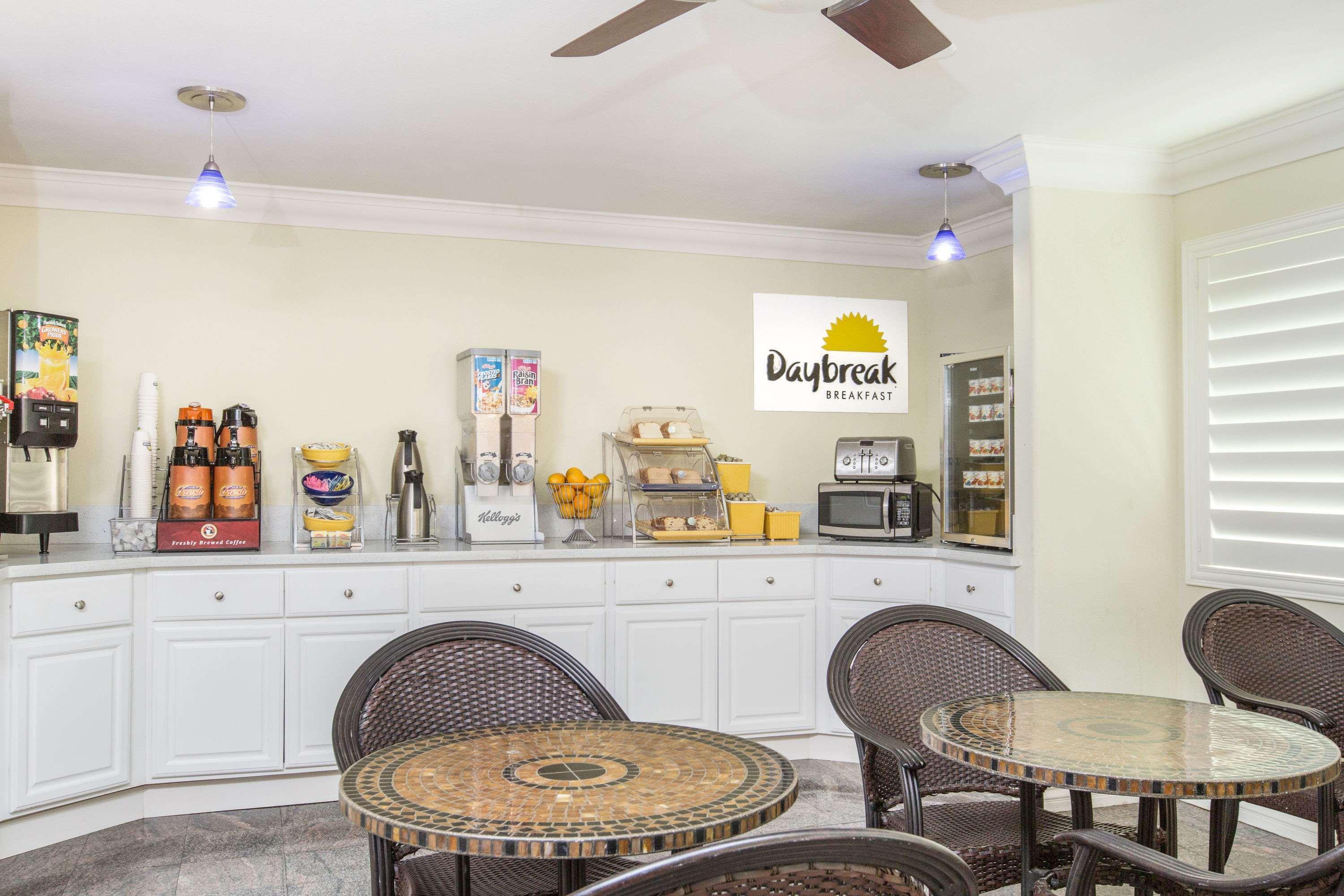 Days Inn By Wyndham Near City Of Hope Duarte Εξωτερικό φωτογραφία